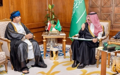 أمير عسير يرحب بالقنصل العام لسلطنة عُمان  
أمير عسير يستقبل القنصل العماني باحتفاء  
استقبال القنصل العماني في مكتب أمير عسير  
زيارة القنصل العام لسلطنة عُمان لأمير عسير  
أمير عسير يلتقي القنصل العماني في مناسبة رسمية