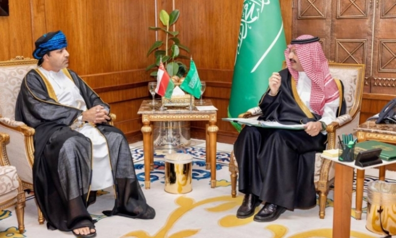 أمير عسير يرحب بالقنصل العام لسلطنة عُمان
أمير عسير يستقبل القنصل العماني باحتفاء
استقبال القنصل العماني في مكتب أمير عسير
زيارة القنصل العام لسلطنة عُمان لأمير عسير
أمير عسير يلتقي القنصل العماني في مناسبة رسمية