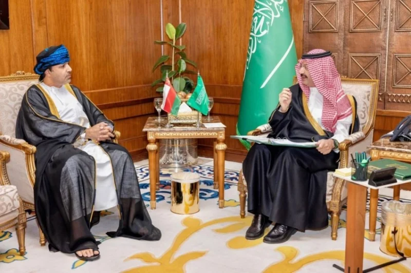 أمير عسير يرحب بالقنصل العام لسلطنة عُمان
أمير عسير يستقبل القنصل العماني باحتفاء
استقبال القنصل العماني في مكتب أمير عسير
زيارة القنصل العام لسلطنة عُمان لأمير عسير
أمير عسير يلتقي القنصل العماني في مناسبة رسمية