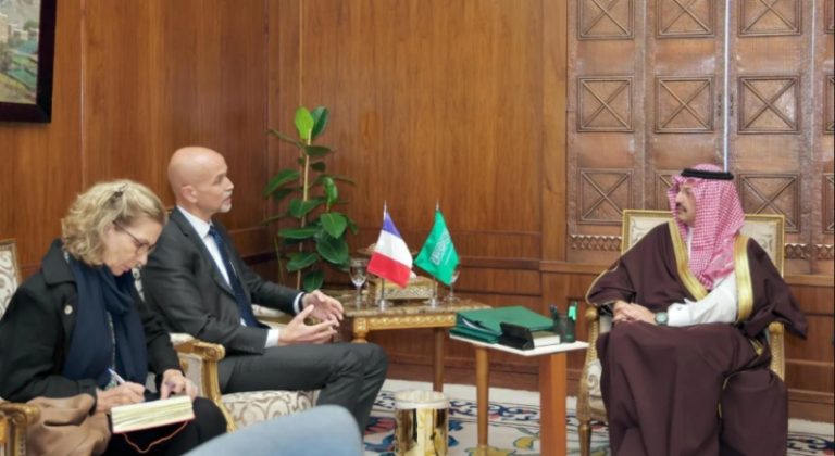 أمير عسير يناقش مع قنصل فرنسا قضايا تهم الجانبين