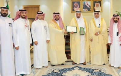 أمير نجران يبرز إنجاز فريق كفاءة الطاقة بالإمارة بتحقيقهم 100% في بطاقة الأداء