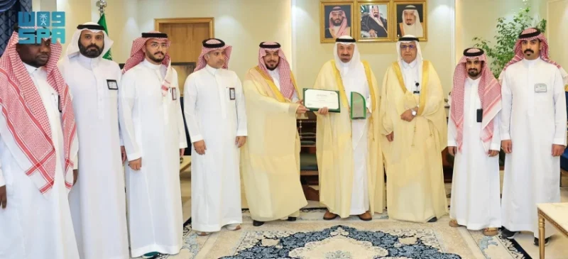 أمير نجران يبرز إنجاز فريق كفاءة الطاقة بالإمارة بتحقيقهم 100% في بطاقة الأداء