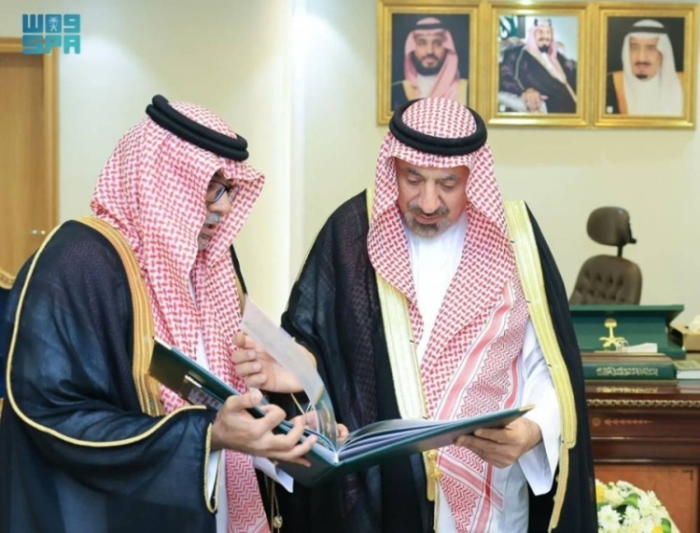 أمير نجران يستعرض خدمات فرع وزارة العدل بالمنطقة
أمير نجران يتفقد أعمال وزارة العدل في المنطقة
جولة لأمير نجران على خدمات فرع وزارة العدل
أمير نجران يناقش أعمال فرع وزارة العدل بالمنطقة
أمير نجران يزور فرع وزارة العدل ويطلع على خدماته