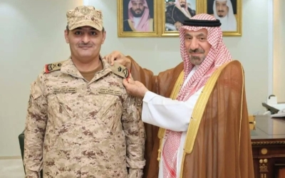 أمير نجران يمنح مساعد قائد لواء الأمير تركي الأول بالحرس الوطني رتبته الجديدة