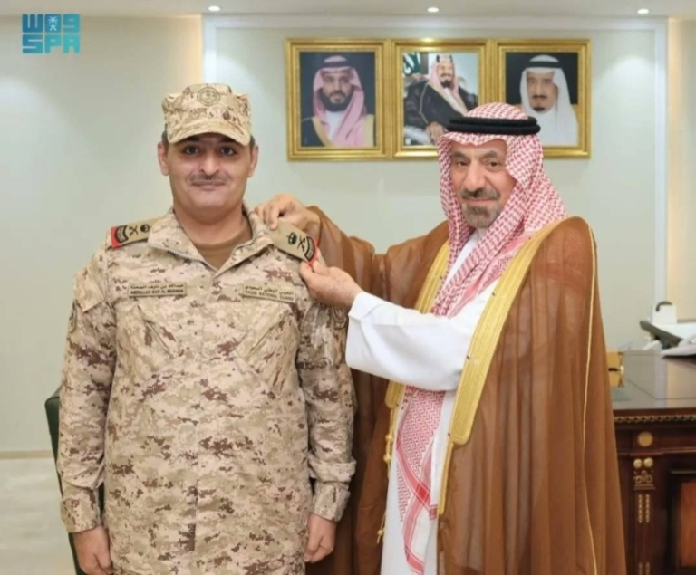 أمير نجران يمنح مساعد قائد لواء الأمير تركي الأول بالحرس الوطني رتبته الجديدة