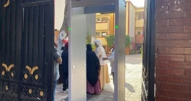 بدء إجراءات تفتيش طلاب الثانوية بالجيزة قبل أداء امتحان الرياضيات البحتة