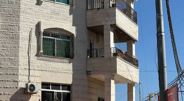إخلاء عمارة سكنية في إربد بعد بلاغ عن تصدعات وتشققات وأمن عام يغلق المنطقة.. فيديو