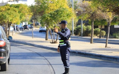 إدارة السير تحذر السائقين من انقلاب مركبة على جسر المدينة الرياضية في عمَان