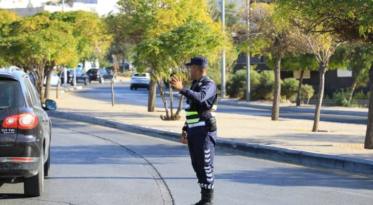 إدارة السير تحذر السائقين من انقلاب مركبة على جسر المدينة الرياضية في عمَان