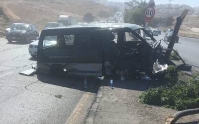 إدارة السير تحذر من تدهور مركبة على الجزيرة الوسطية بشارع الأردن