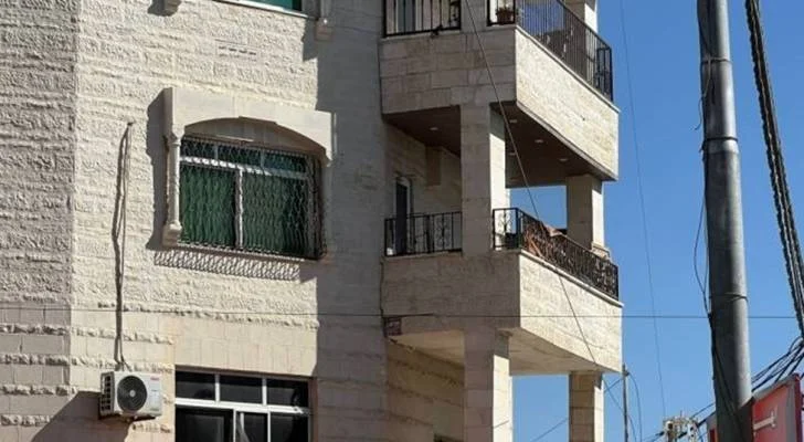 إزالة بناية آيلة للسقوط في إربد