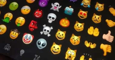 Apple News+ تضيف لعبة جديدة تستخدم الرموز التعبيرية لحل الألغاز