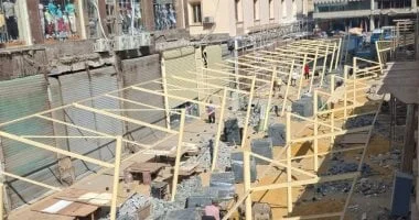بدء إنشاء باكيات الباعة الجائلين بشوارع العتبة.. صور
