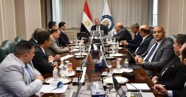 اجتماع عاجل لوزير البترول مع مسئولى "أديس" بشأن حادث انقلاب البارجة البحرية