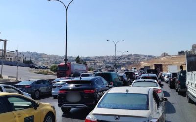 استئناف حركة السير على طريق المطار بعد حادث شاحنة تدهور