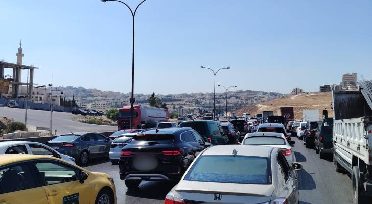 استئناف حركة السير على طريق المطار بعد حادث شاحنة تدهور