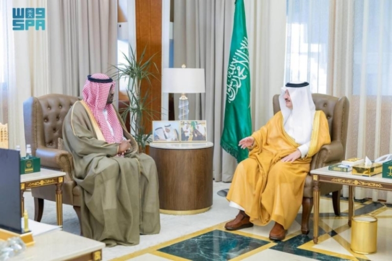 استقبال أمير الشرقية لرئيس وأعضاء الجمعية السعودية لحكام كرة القدم  
أمير الشرقية يلتقي برئيس وأعضاء الجمعية السعودية لحكام كرة القدم  
توجه أمير الشرقية نحو رئيس وأعضاء الجمعية السعودية لحكام كرة القدم  
اجتماع أمير الشرقية مع رئيس وأعضاء الجمعية السعودية لحكام كرة القدم  
لقاء أمير الشرقية برئيس وأعضاء الجمعية السعودية لحكام كرة القدم