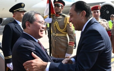 استقبال حاشد لرئيس مجلس الدولة الصيني بمطار القاهرة