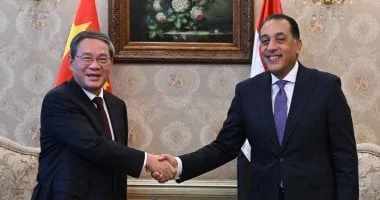 رئيس الوزراء يستقبل رئيس مجلس الدولة الصينى بمطار القاهرة.. صور