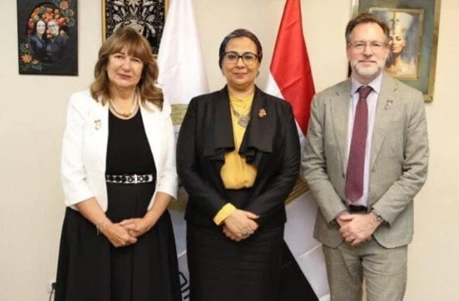 استقبال مستشارة أمل عمار لسفير كندا بالقاهرة يعزز فرص المرأة في التصنيع الزراعي
مستشارة أمل عمار تتعاون مع سفير كندا لتعزيز دور المرأة في الزراعة
تعزيز فرص المرأة في التصنيع الزراعي بمناسبة زيارة سفير كندا للقاهرة
سفير كندا يزور القاهرة ويبحث مع أمل عمار فرص دعم المرأة في الصناعات الزراعية