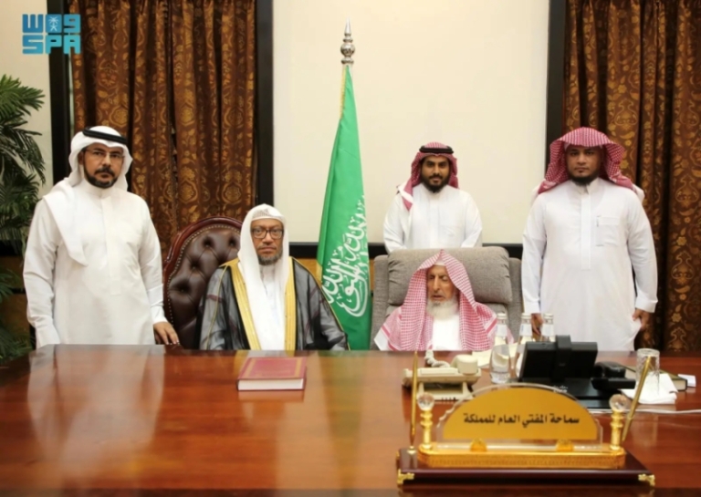 استقبال مفتي عام المملكة لمفوّض الإفتاء بمكة المكرمة