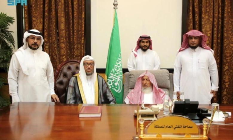 استقبال مفتي عام المملكة لمفوّض الإفتاء بمكة المكرمة