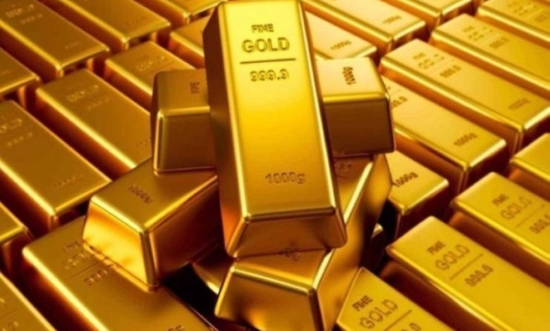 استقرار الذهب تحت ضغط مكاسب الدولار ونتائج قوية للاقتصاد الأمريكي مؤخراً.