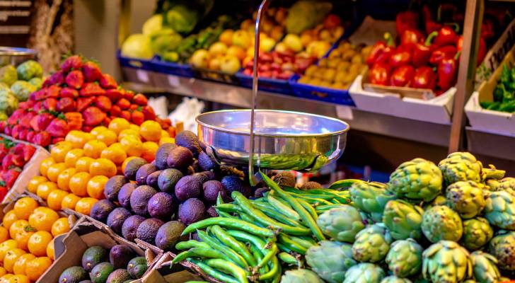 استقرار ملحوظ في أسعار الخضار والفواكه مع قرار وشيك لوقف استيراد الليمون والتفاح