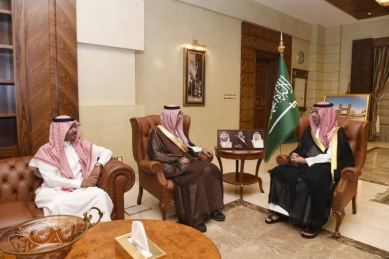 اطلاع مُحافظ جدة على برامج «ثقافية الفنون»