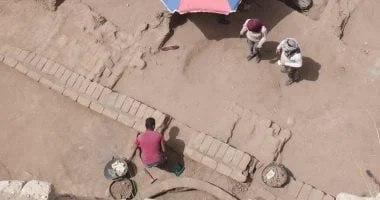 كشف أثرى بالكرنك.. العثور على مبنى بالطوب اللبن يحوى أفران ومعدات طهى خبز.. صور