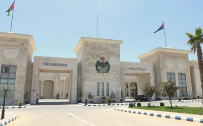 الأمن العام يتعامل مع حريق في هنجر الزرقاء