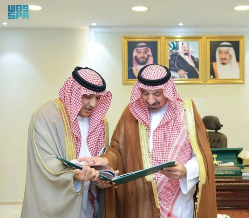 الأمير جلوي بن عبد العزيز يستعرض التقرير النهائي لمنتدى نجران الاستثماري 2025.