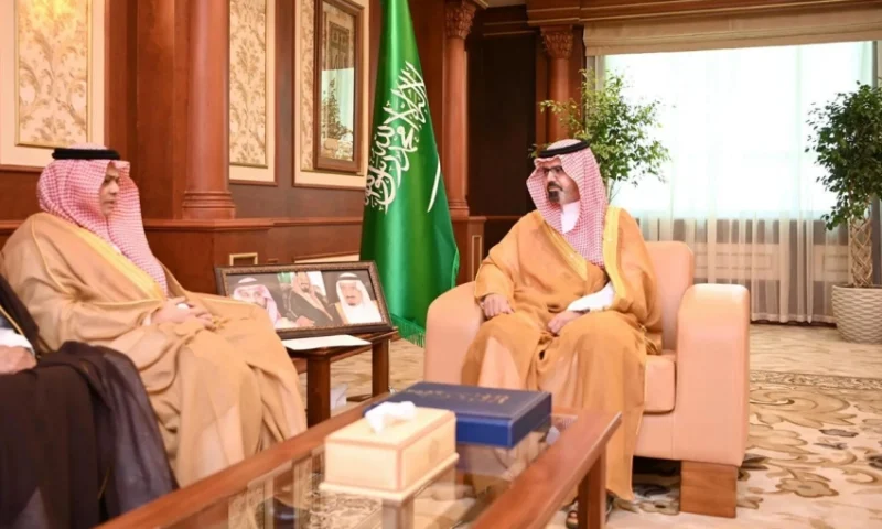 الأمير ناصر بن محمد يرحب برئيس غرفة جازان في زيارة رسمية مميزة.