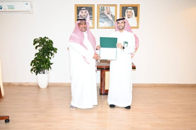 البيئة تكرم الغامدي تقديراً لجهوده في صوت المواطن
