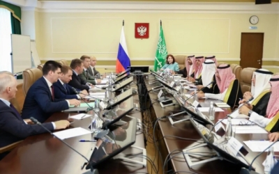 الخرّيف يبحث مع وزير الموارد الروسي سبل تعزيز التعاون في قطاع التعدين والمعادن.