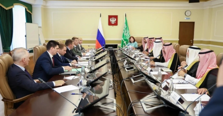 الخرّيف يبحث مع وزير الموارد الروسي سبل تعزيز التعاون في قطاع التعدين والمعادن.