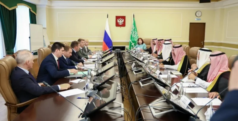 الخرّيف يبحث مع وزير الموارد الروسي سبل تعزيز التعاون في قطاع التعدين والمعادن.