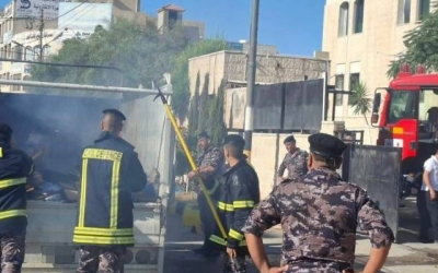 الدفاع المدني ينجح في إنقاذ مركبة محملة بكميات هائلة من الكرتون