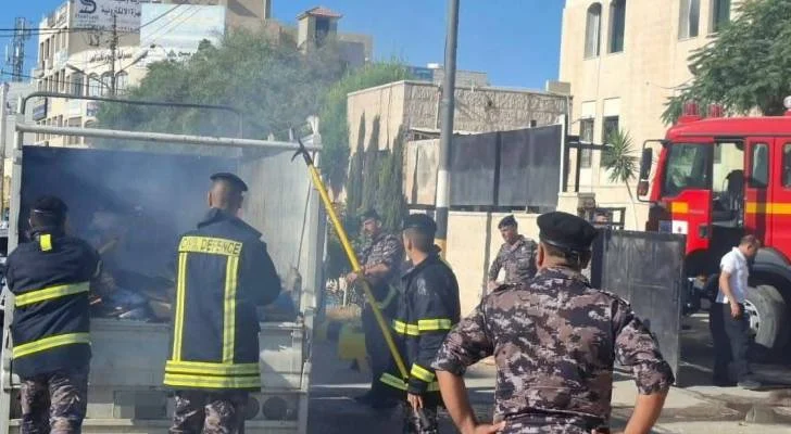 الدفاع المدني ينجح في إنقاذ مركبة محملة بكميات هائلة من الكرتون