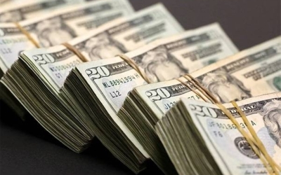 الدولار ينخفض إلى أدنى مستوى له منذ أربع سنوات متتالية في الأسواق المالية.