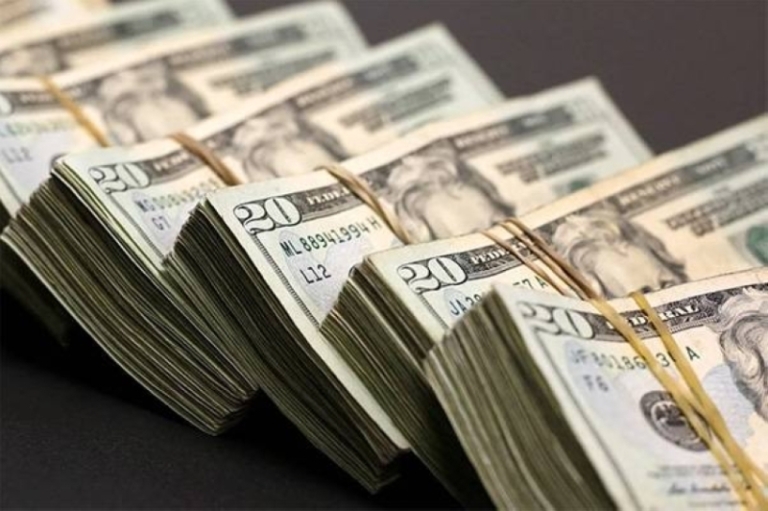 الدولار ينخفض إلى أدنى مستوى له منذ أربع سنوات متتالية في الأسواق المالية.