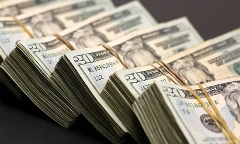 الدولار ينخفض إلى أدنى مستوى له منذ أربع سنوات متتالية في الأسواق المالية.
