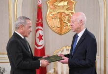 الرئيس التونسي يتسلم دعوة من نظيره الجزائري لحضور افتتاح المعرض الأفريقي للتجارة البينية.