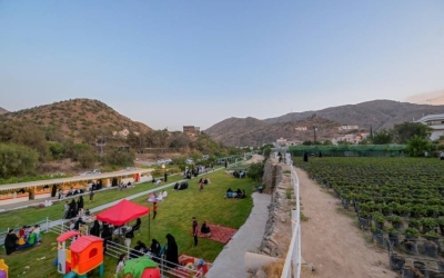 الزاخر بالمزارع الريفية في الباحة يجذب الزوار