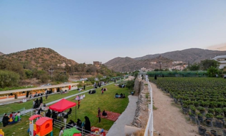 الزاخر بالمزارع الريفية في الباحة يجذب الزوار