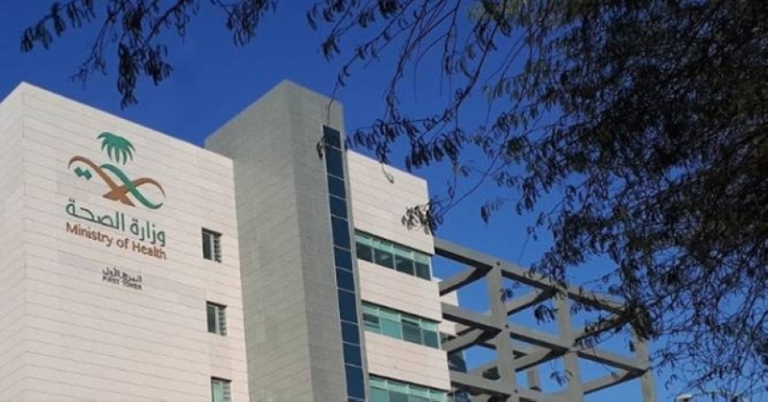 السعوديون مجازون للعمل في 3 مؤسسات صحية كحد أقصى