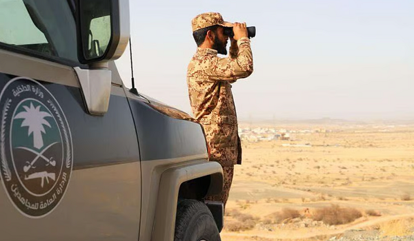 الشرطة تلاحق شخصا في جدة بتهمة ترويج اقراص محظورة ومخدرات محلية.
