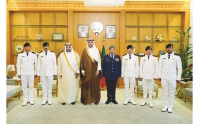 العلي يكرّم ضباط خريجي كلية الملك فهد البحرية برتب جديدة