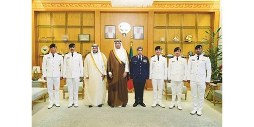 العلي يكرّم ضباط خريجي كلية الملك فهد البحرية برتب جديدة