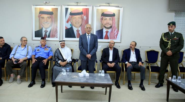 العيسوي يقدم تعازي الملك وولي العهد لعشيرة العلاوي
تعازي الملك وولي العهد تقدم لعشيرة العلاوي عبر العيسوي
نقل العيسوي تعازي الملك وولي العهد إلى عشيرة العلاوي
الملك وولي العهد يعزون عشيرة العلاوي بواسطة العيسوي
عشيرة العلاوي تتلقى تعازي الملك وولي العهد من العيسوي